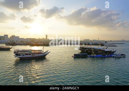 Doha, KATAR -11 DEC 2019- Blick auf die traditionellen Dhow-Holzboote im Wasser in Doha, der Hauptstadt Katars. Stockfoto