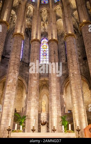 Barcelona, Spanien - 29. Dezember 2019: Gotischer Basilika Santa Maria del Mar, Barcelona, Spanien. Drinnen Stockfoto