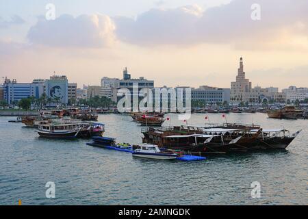 Doha, KATAR -11 DEC 2019- Blick auf die traditionellen Dhow-Holzboote im Wasser in Doha, der Hauptstadt Katars. Stockfoto