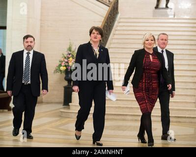 Nordirland Erste Ministerin Arlene Foster (Mitte links) und stellvertretende Erste Ministerin Michelle O???Neill mit Gesundheitsministerin Robin Swann (links) und Finanzminister Conor Murphy, während sie sich auf dem Weg zu einer Pressekonferenz machen, Um bekannt zu geben, dass Krankenschwestern in Nordirland einen Lohnanstieg in einem "Durchbruch"-Angebot erhalten werden, um Streikmaßnahmen zu beenden, die den Gesundheitsdienst in Nordirland lahmgelegt haben. Stockfoto