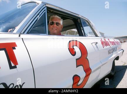 Junior Johnson mit seinem Magic Motor Chevrolet Impala SS (1963) auf dem North Wilksboro Speedway North Carolina USA 2000 Stockfoto