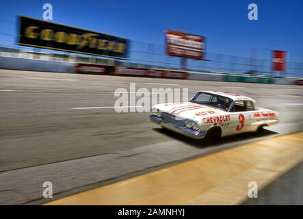 Junior Johnson mit seinem Magic Motor Chevrolet Impala SS (1963) auf dem North Wilksboro Speedway North Carolina USA 2000 Stockfoto