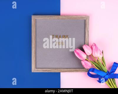 Vielen Dank, dass Sie an Bord mit Blumen geschrieben haben Stockfoto