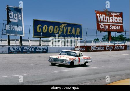 Junior Johnson mit seinem Magic Motor Chevrolet Impala SS (1963) auf dem North Wilksboro Speedway North Carolina USA 2000 Stockfoto