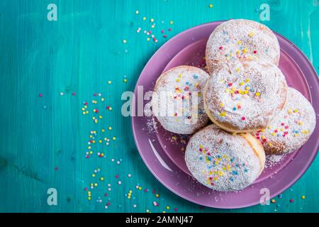 Karneval pulverisierte Zuckerrohrnüsse - deutsche Berliner Donuts, Krapfen gefüllt mit Marmelade Stockfoto