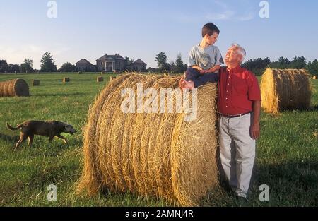 Junior Johnson und Sohn Robert Glenn Johnson auf seiner Farm in North Carolina USA 2000 Stockfoto