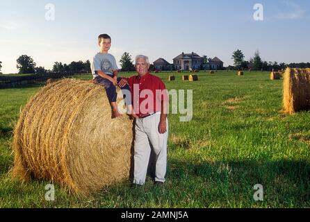 Junior Johnson und Sohn Robert Glenn Johnson auf seiner Farm in North Carolina USA 2000 Stockfoto