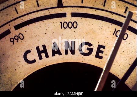 Nahaufnahme eines Barometers, das Änderungen anzeigt. Konzept von Veränderung und Übergang. Stockfoto
