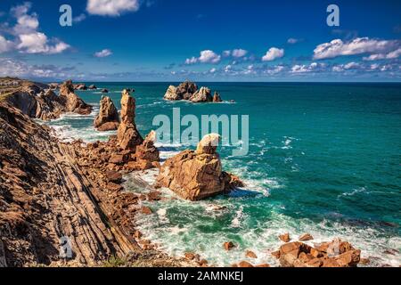 Dramatischer Blick auf Playa de la Arnia, felsige Küste in Santander, Kantabrien, Spanien. Stockfoto