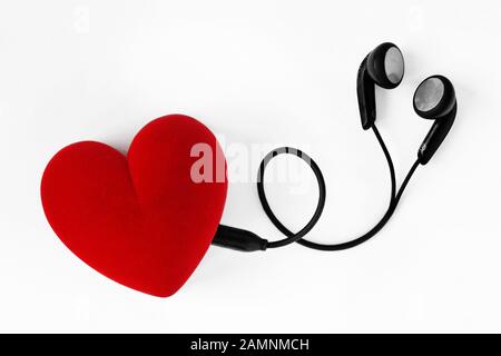 Ohrhörer in Herzform - Konzept der Liebe Stockfoto