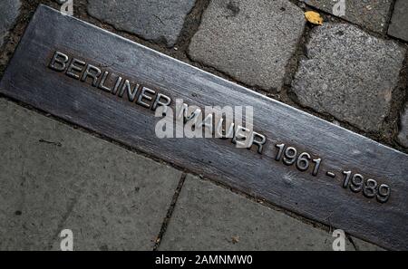 Berliner Mauer 1961-1989, Berliner Mauer 1961-1989, Metall Gedenktafel Markierung der Route der Mauer Stockfoto