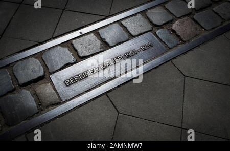 Berliner Mauer 1961-1989, Berliner Mauer 1961-1989, Metall Gedenktafel Markierung der Route der Mauer Stockfoto