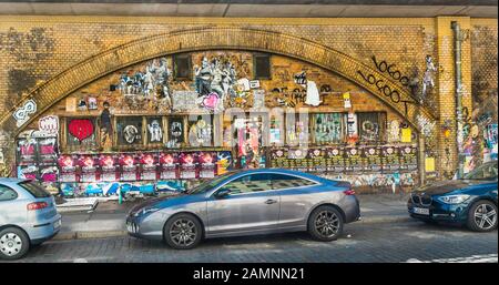 Urban Graffiti und Poster an der Wand Stockfoto