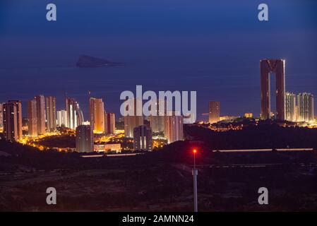 Die Skyline von Benidorm wurde nachts gedreht Stockfoto