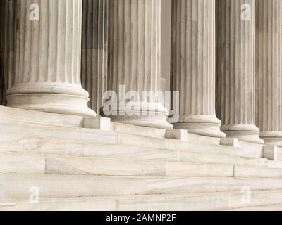 Architektonische Details von Marmorstufen und Säulen ionischer Ordnung Stockfoto