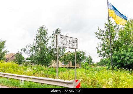 Rivne Oblast, Ukraine Dorf kleine ländliche Stadt in der westlichen Stadt Schild Hrushvytsya Druha und ukrainische Flagge Stockfoto