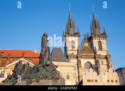 Prag, TSCHECHIEN - 14. OKTOBER 2018: Die gothische Liebfrauenkirche vor Týn mit dem Jan Hus Denkmal von Jan Kotera (1915). Stockfoto