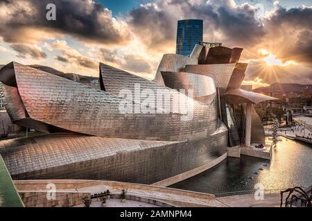 Spanien, BILBAO - 06. APRIL 2016: Das Guggenheim Museum Bilbao. Das Guggenheim Museum Bilbao ist eines der meistbewunderten Werke zeitgenössischer Architektur. Stockfoto