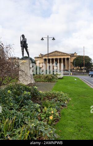 Bristol Boer war Memorial mit dem Musikministerium der Universität von Bristol, Victoria-Räume im Hintergrund, Clifton, City of Bristol, England, Großbritannien Stockfoto