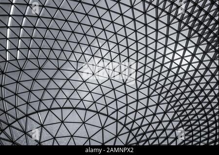 Gebäude aus Glas und Stahl mit Dreieck Muster Struktur. Futuristische Architektur. Neo-futurismus architektonischen Stil. Weißes Dreieck geometrische Kuppel Stockfoto