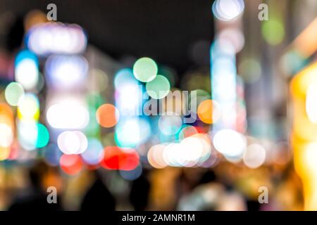 Tokyo, Japan Shinjuku Bezirk nachts mit abstrakten verschwommenen Bokeh-Hintergrund von Lichtern im städtischen Nachtleben flache Schärfentiefe Stockfoto