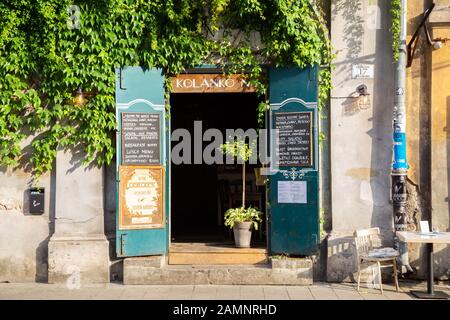 Krakow, Polen - 15. Juni 2019: Jozefa Straße altes Restaurant im Kazimierz Stadtteil Jüdisches Viertel Stockfoto