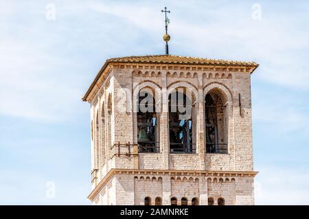 Papstbasilika des Heiligen Franziskus von Assisi, Kirchturm in Italien, mit Fassade der Domarchitektur, isoliert gegen den Himmel Stockfoto