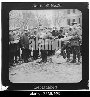 Projektion für alle: Weltkrieg Serie 53 Kolonial-, See- und Landkämpfer-Nr. 20. Liebeskaben. - die Firma "Projektion für alle" wurde 1905 von Max Skladanowsky (1861-1939) gegründet. Sie produzierte bis zum Jahre 1928 fast 100 Serien zu je 24 Glasdias im Format 8,3 x 8,3 cm im Sog. Bromsilber-Gelatin-Trockenplatten Verfahren. Die ersten Städte vor allem in den Bundesländern, Länder aber auch Märchen und Sagen, das alte Testament und der Erste Weltkrieg. Stockfoto