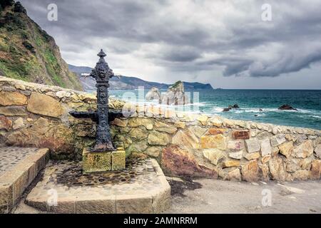 Trinkbrunnen in San Juan de Gaztelugatxe, Bermeo, Baskenland, Spanien. Stockfoto