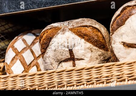 In Florence Italy Firenze Centrale Mercato gibt es viele frische, traditionelle Sauerteig gebackene italienische Brotlaibe in Backwaren aus Holzkorb Stockfoto