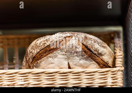 In Florenz Italien Firenze Centrale Mercato wird aus frischen traditionellen Sauerteig gebackenes italienisches Brotlaib in Backwaren aus Holzkorb gebacken Stockfoto