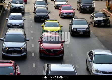 Eine Übersicht über den Fahrzeugverkehr auf der Sathorn Road im Zentrum von Bangkok, Thailand, Asien Stockfoto