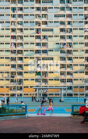 Hongkong, China - November 2019: Kinder spielen auf dem Minikinglotplatz in Hongkong Stockfoto