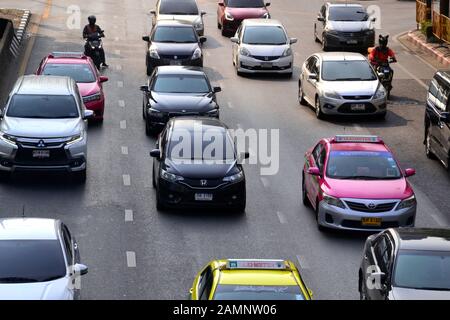 Eine Übersicht über den Fahrzeugverkehr auf der Sathorn Road im Zentrum von Bangkok, Thailand, Asien Stockfoto