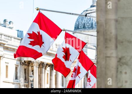 London, die britische High Commission of Canada, hat eine Reihe von bunten roten kanadischen Flaggen in der Cockspur Street in Westminster geschlossen Stockfoto