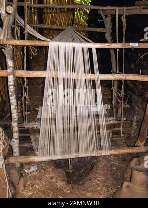Textilwebstuhl aus Holz zum Weben von Garnen aus Baumwolle und Wolle, Ura Kidane Mehret, Lake Tana, Äthiopien. Stockfoto