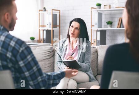 Professioneller Fachmann berichtet über Ehepaar Stockfoto