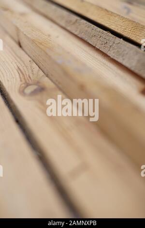 Satz Holzbohlen, Stapel von Sägebästen. Stockfoto