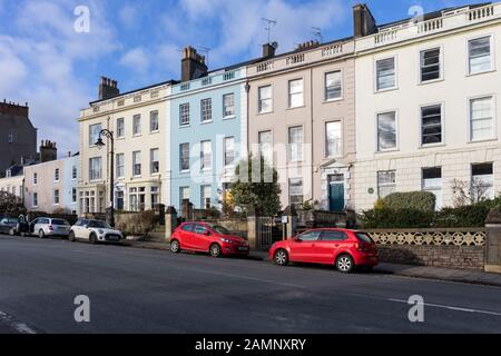 Pastellfarbene Terrassenhäuser aus georgianischer Zeit in Clifton Down, City of Bristol, England, Großbritannien Stockfoto