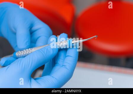 Zahnwerkzeuge in den Händen eines Arztes. Zahnheilkundekonzept. Stockfoto
