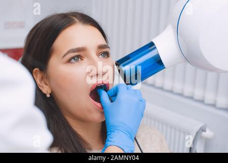 Zahn-Röntgenaufnahme im Zahnarztbüro. Junges Mädchen bei der Zahnarztverabredung. Stockfoto