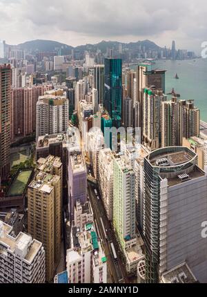 Luftaufnahme des sehr dichten Stadtteils North Point auf der Insel Hongkong am Victoria-Hafen