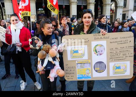 Fachleute aus der frühen Kindheit protestieren gegen die Überfüllung der Kindergärten, Lyon, Frankreich Stockfoto