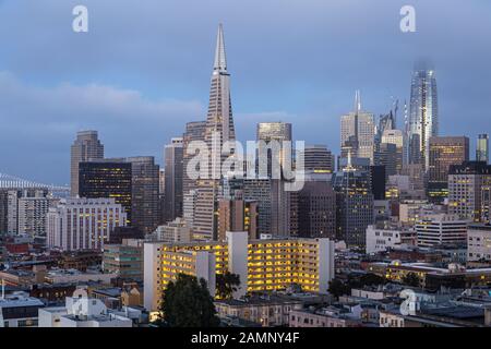 Zwielicht über die Innenstadt von San Francisco und den Finanzbezirk von der russischen Schanze in Kalifornien, USA Stockfoto