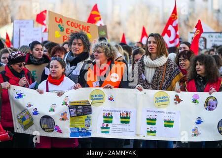 Fachleute aus der frühen Kindheit protestieren gegen die Überfüllung der Kindergärten, Lyon, Frankreich Stockfoto