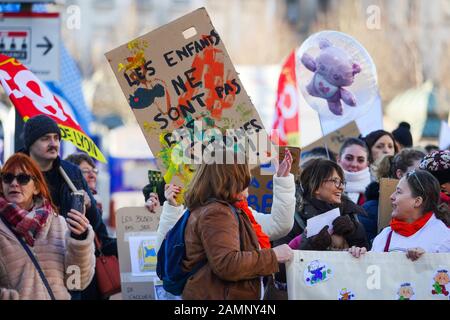 Fachleute aus der frühen Kindheit protestieren gegen die Überfüllung der Kindergärten, Lyon, Frankreich Stockfoto