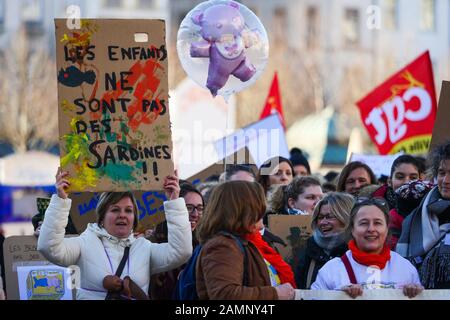 Fachleute aus der frühen Kindheit protestieren gegen die Überfüllung der Kindergärten, Lyon, Frankreich Stockfoto