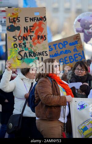 Fachleute aus der frühen Kindheit protestieren gegen die Überfüllung der Kindergärten, Lyon, Frankreich Stockfoto