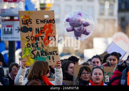 Fachleute aus der frühen Kindheit protestieren gegen die Überfüllung der Kindergärten, Lyon, Frankreich Stockfoto