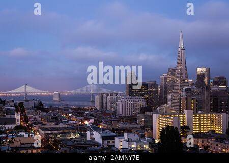 Zwielicht über die Innenstadt von San Francisco und Finanzviertel von der russischen Schanze mit der San Francisco Auckland Bay Brücke in Kalifornien, USA Stockfoto